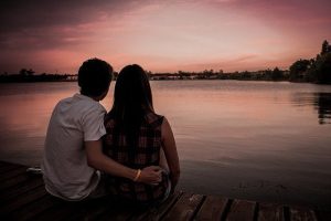 Amoureux au bord du lac d'Annecy