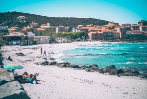 La plage de l’île Rousse en Corse pour un moment de détente unique