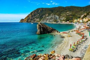Côte d'Azur et touristes sur les plages