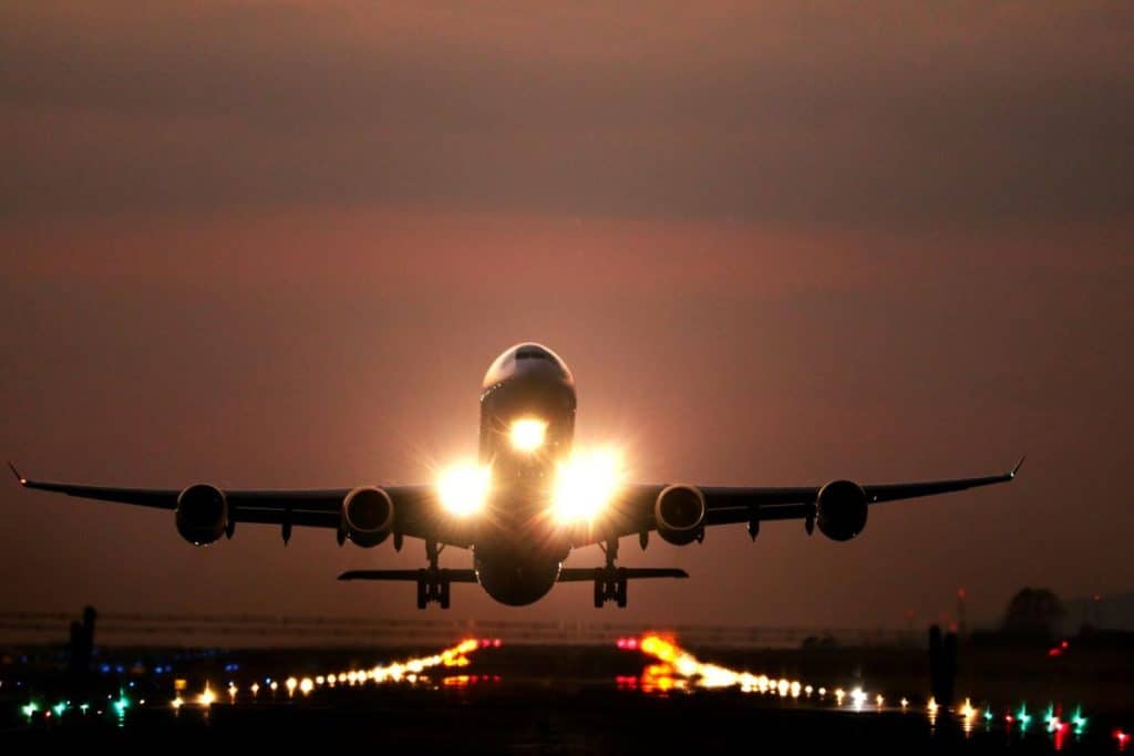 avion décollant d'une piste