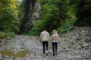 2 touristes en voyage naturaliste