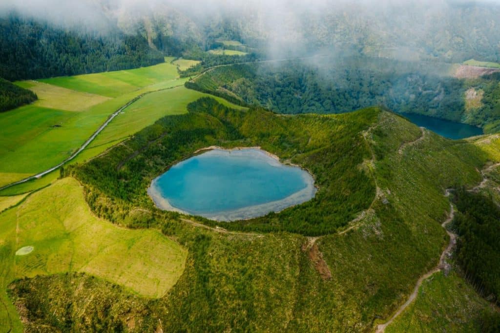 Vue aérienne d’un lac dans les Açores