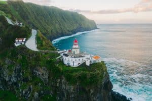 phare en bord de mer dans les Açores