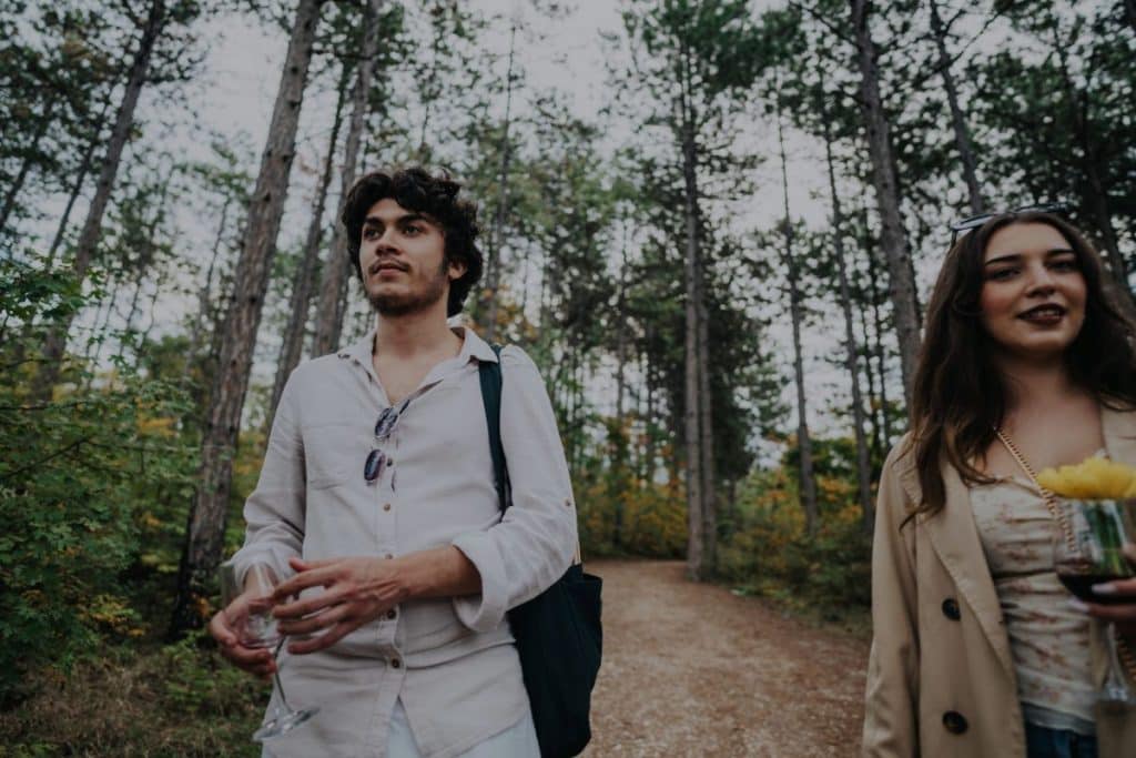un homme et une femme marchant dans la foret