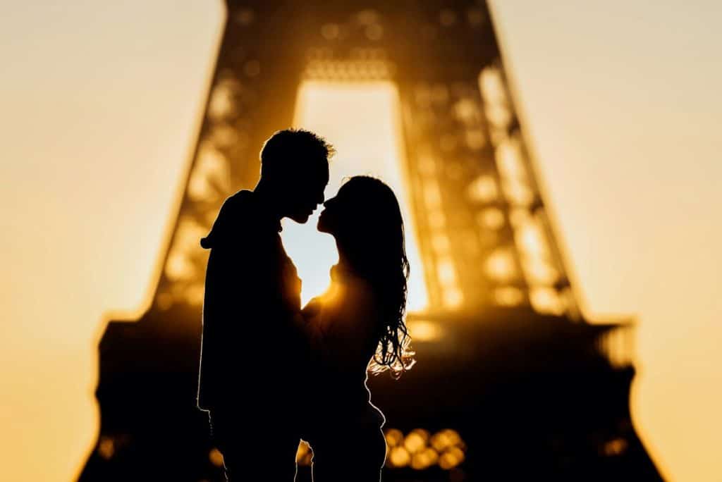 amoureux devant la Tour Eiffel à Paris