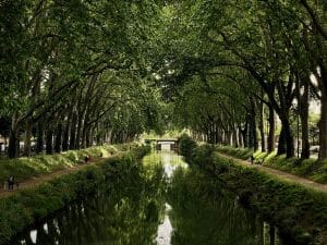 riviere en Occitanie avec des promeneurs